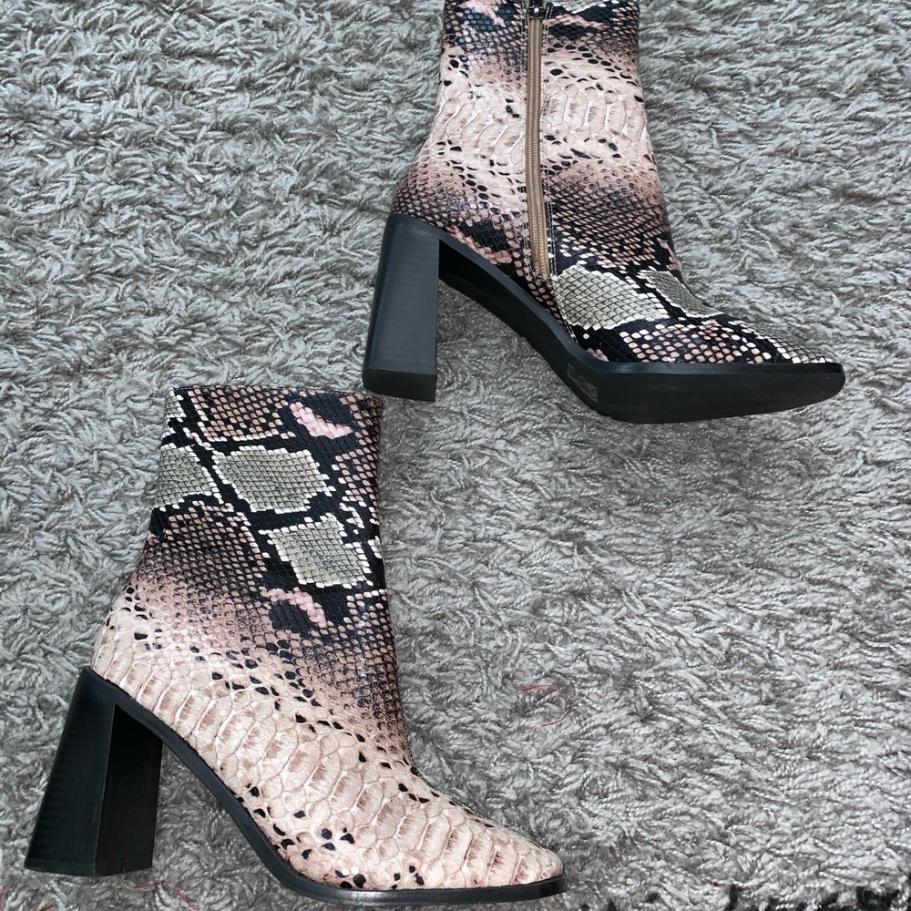 NWOT raid boots